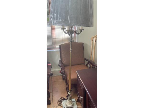 ~/upload/Lots/38547/3xtrvscobwqes/LOT 38 CANDLE STICK FLOOR LAMP_t600x450.jpg